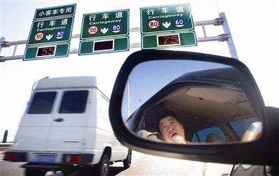 北京:西南五環(huán)試裝顯示實(shí)時(shí)車速的顯示屏